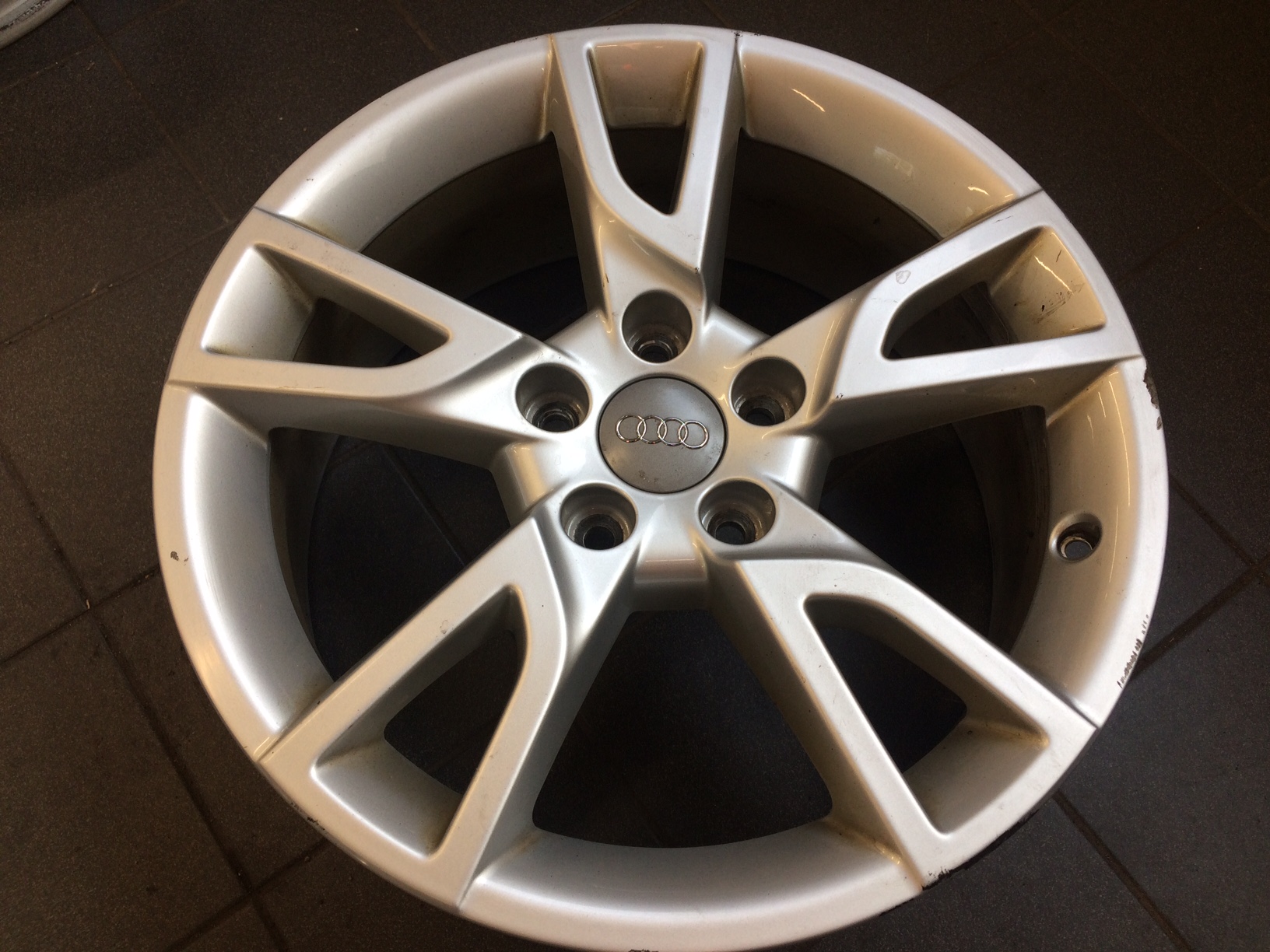 Audi Q3 originál 8U0071497 6,5x17 5x112 ET33